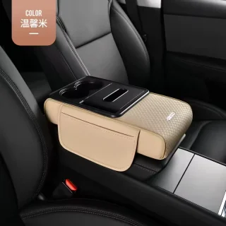 Accoudoir de voiture Kolda en cuir lisse noir de haute qualité avec compartiment de rangement spacieux pour intérieur de voiture moderne.