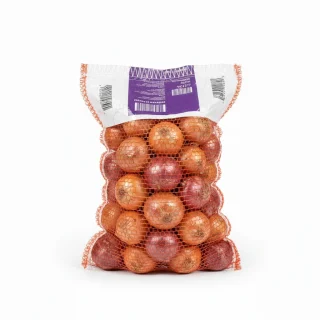 Filet d'oignons de 5kg posé sur une table de cuisine avec des oignons découpés en rondelles et des herbes aromatiques.