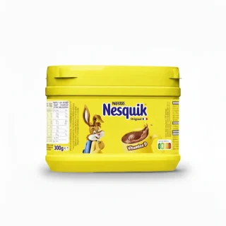 Boîte jaune de Nesquik 300g sur fond blanc avec ombre portée, produit disponible à Kolda.