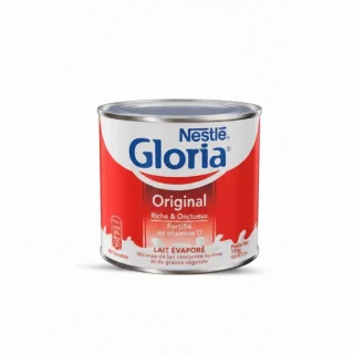 Boîte de lait Gloria Original versée dans une tasse de café chaud avec le logo Kolda Expo.