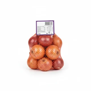 Petit filet d'oignons de 2kg posé sur un étalage de marché traditionnel en Casamance.