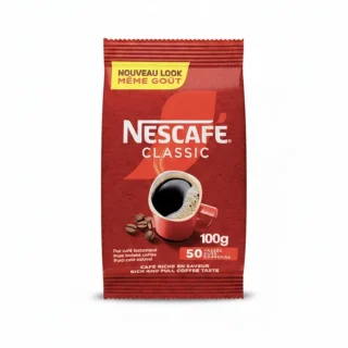 Sachet rouge de café Nescafé Classic posé sur un bureau à Kolda.