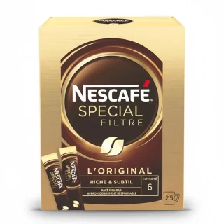 Amis sénégalais souriants trinquant avec des tasses de café autour d'une boîte de Nescafé Spécial Filtre dans un marché animé.