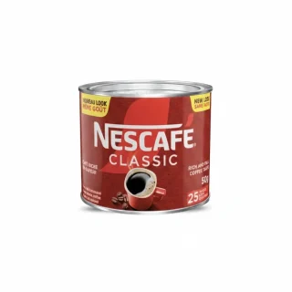 Groupe d'amis sénégalais à Dakar partageant un café avec un pot de Nescafé Classic sur la table.