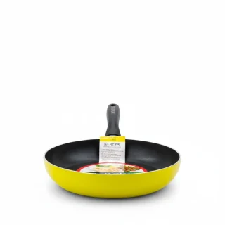Poêle Kolda La Reine jaune avec main noire cuisinant des légumes sautés.